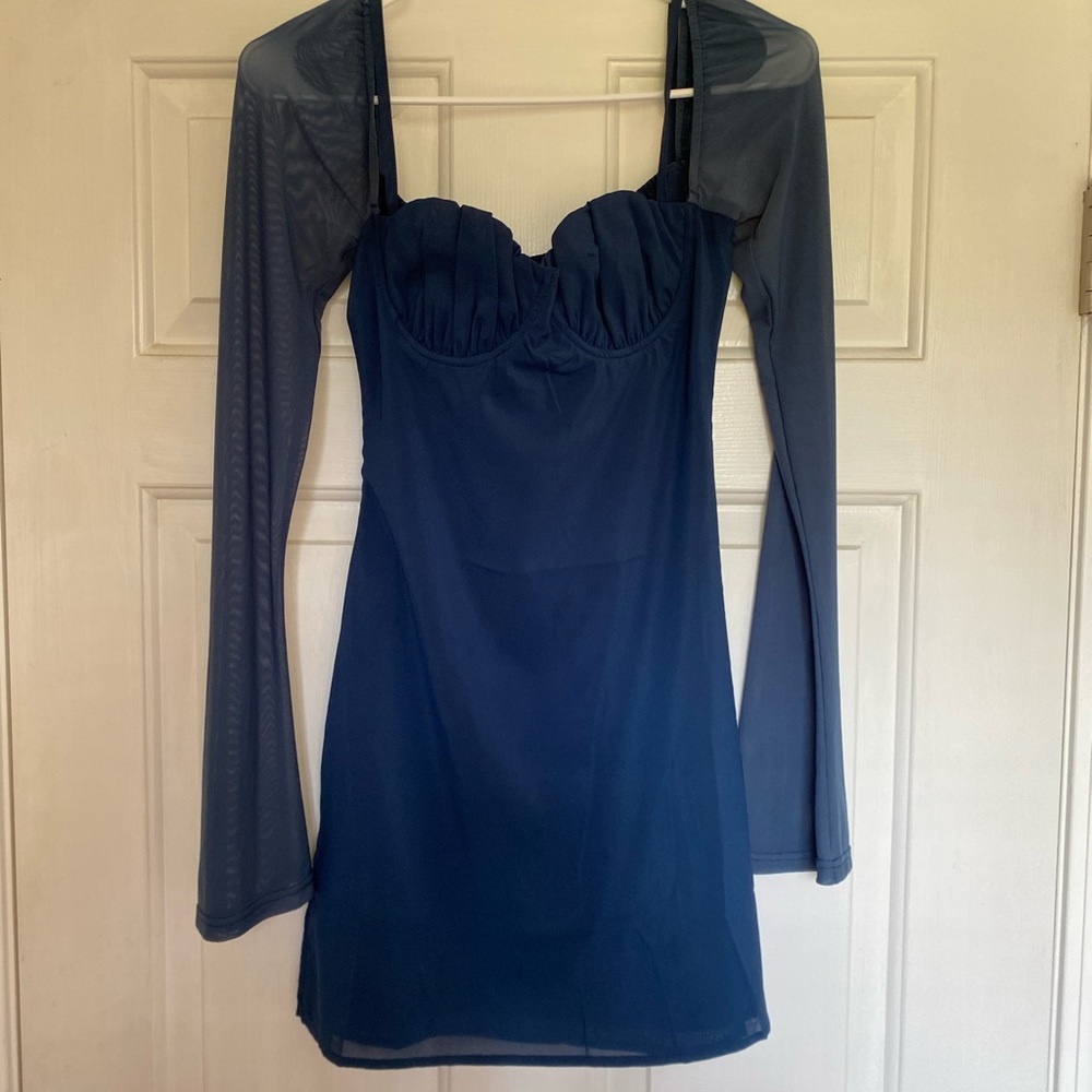 Elegant Blue Long-Sleeve Dress